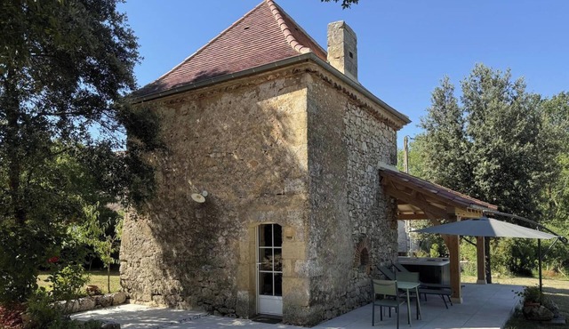 Authentic Stay in 17th Century Dovecote with Internet and Pets Allowed