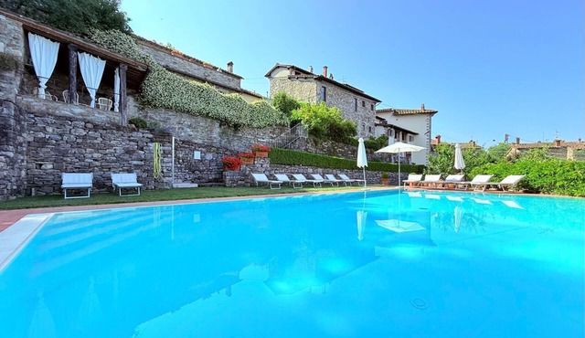 Authentic Tuscan hamlet with private infinity pool. 25 kilometers from Florence
