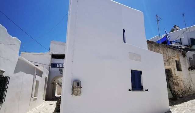 Authentic White House in Paros Lefkes