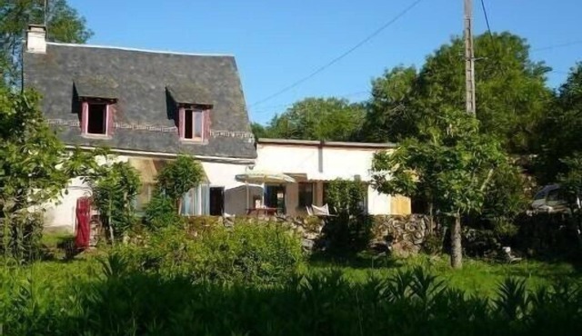 Auvergne with family 8 pers, house and studio, garden,