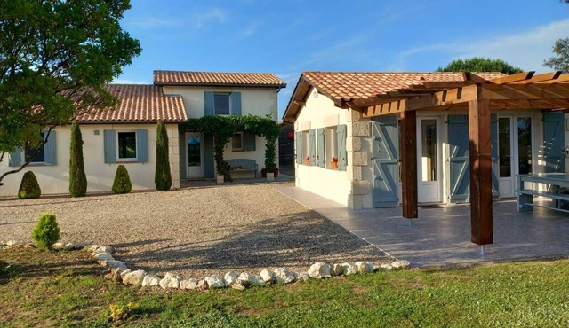 Aux Jameleaux: family friendly home with swimming pool and bordering vineyard