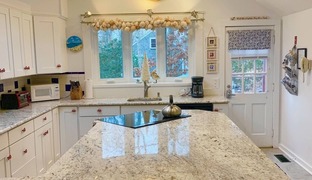 Available 6/28-7/1 Lovely Dog Friendly Beach Home Close to Everything.