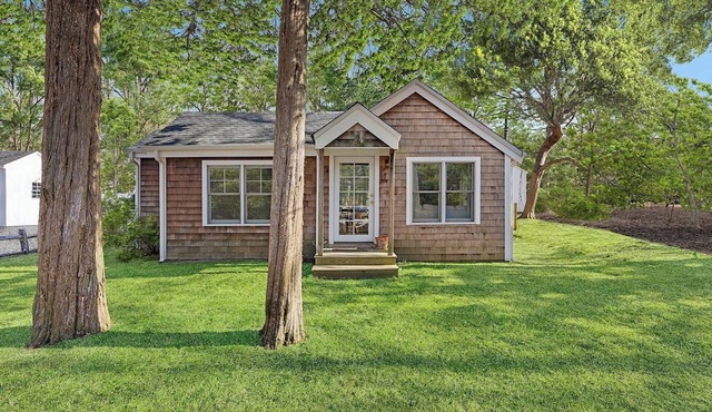*Available for MDW* Hamptons Cottage Escape | 2 acres | Lap Pool | Near Beach