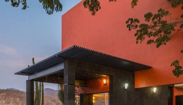 AVE DEL RISCO HOUSE (Luxurious Oasis)