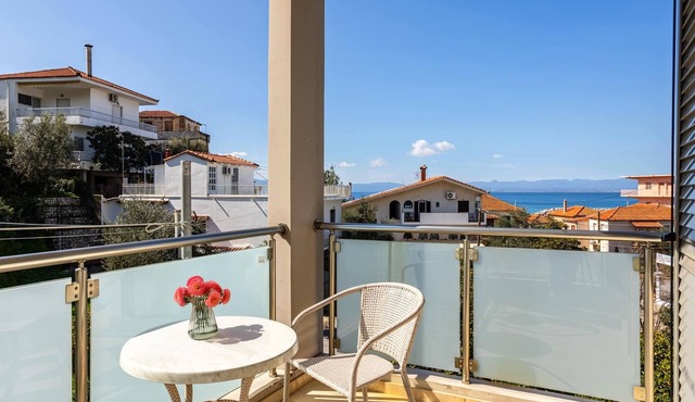 Avia Blue Maisonette - Steps from the Sea