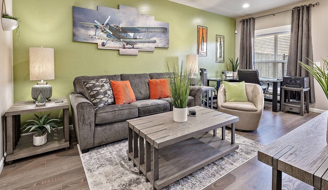 Aviator-Themed, Fastest WiFi, 2 King Beds Home