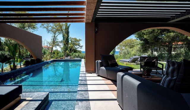 AVRA Beachfront 3bdrs accomodation/private pool!Fully equipped, amazing seaview