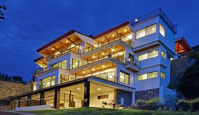 Award-Winning Luxury Ocean View Condo 275 Yds from the Beach