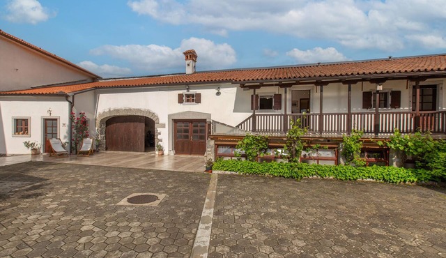 Awesome apartment in Divaca with WiFi