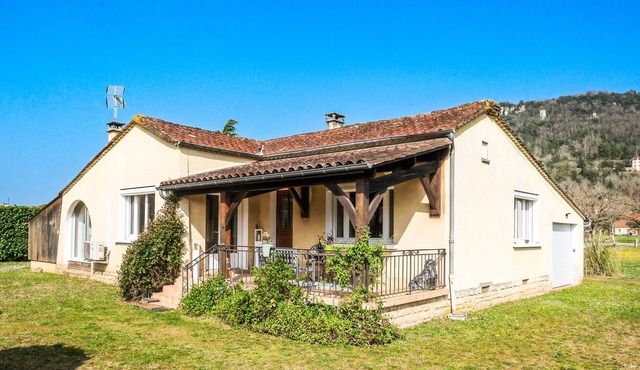 Awesome home in Saint-Vincent-de-Cosse with WiFi