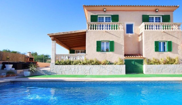 Awesome home in Cales de Mallorca