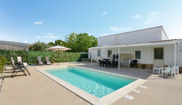 Awesome home in Comiso