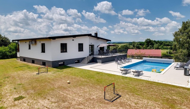 Awesome home in Dvorisce