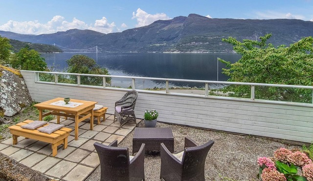 Awesome home in Eidfjord with house sea view