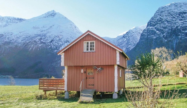 Awesome home in Eresfjord