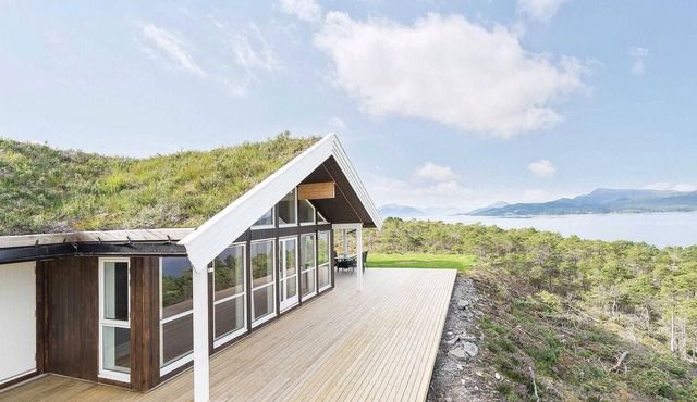 Awesome home in Kvisvik with house sea view