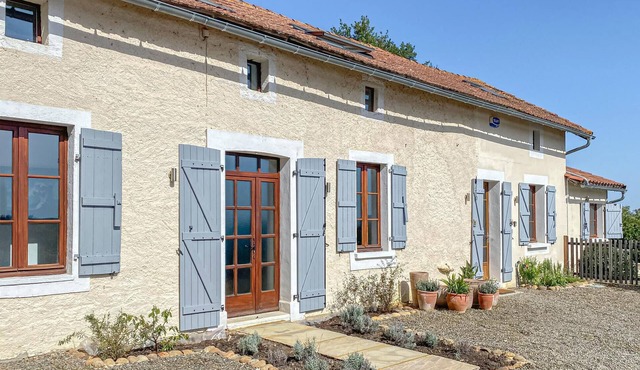 Awesome home in Monfaucon
