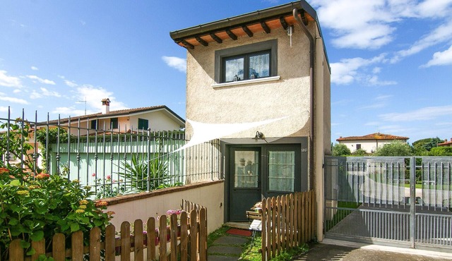 Awesome home in Querceta with WiFi