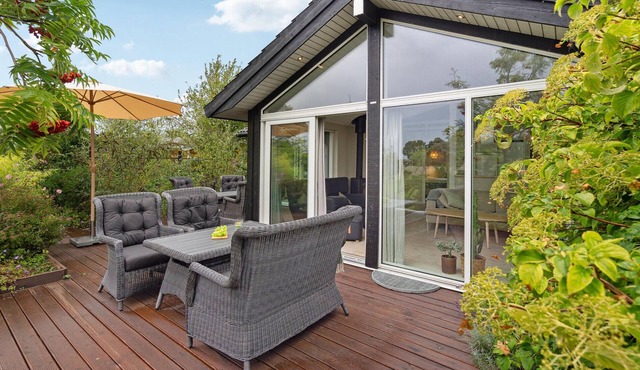 Awesome home in Strøby with WiFi