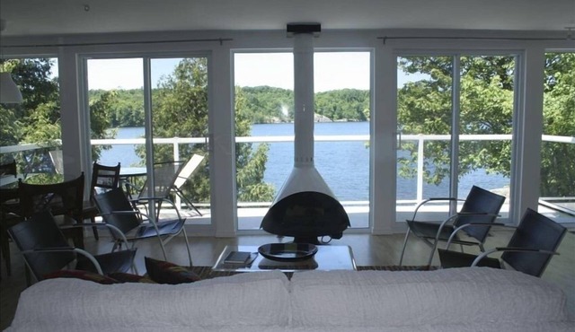 Awesome Lakefront:2 br modern, c/a, frplace, view