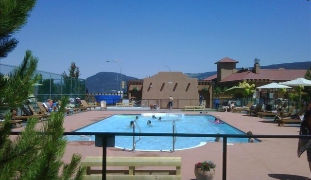 Awesome Lakeview inside/out, 5 min walk to main amenities park/store STR license
