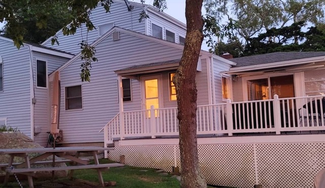 Awesome Oceanfront 4-bedroom watersports cottage in Mystic