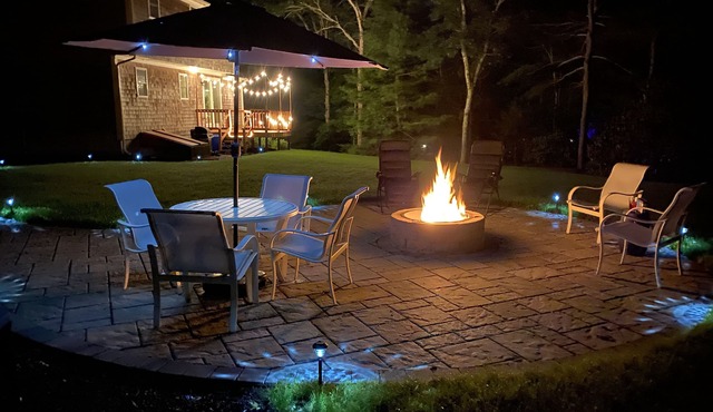 Awesome Patio With Fire Pit, Farmers Porch, Deck With Grill!