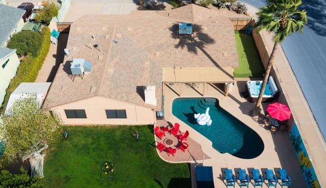 Awesome Remodel! 5Br+BonusRm+3Kings+Backyard Oasis: Htd Pool,HotTub,BBQ,Golf,SUV