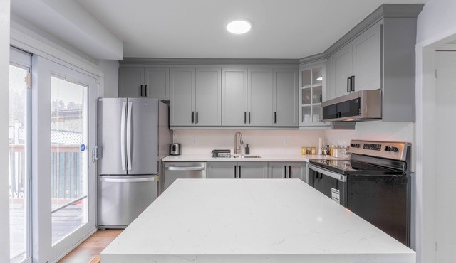 Awesome & Stylish 4BR House ~ Comfort ~ Milton