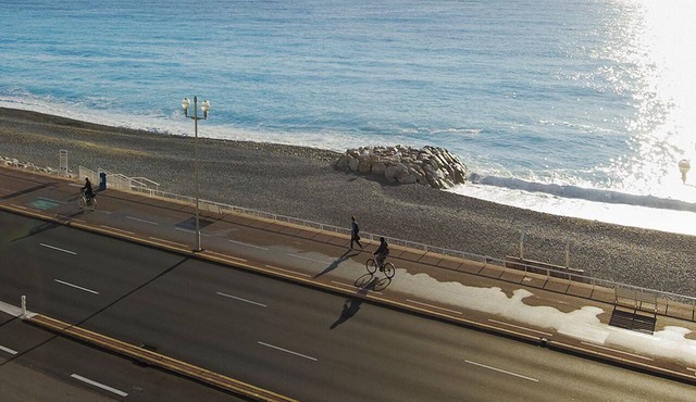 Azur View - Overlooking the Promenade!