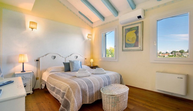 'Azzurra' Room with Shared Garden, Wi-Fi and Air Conditioning