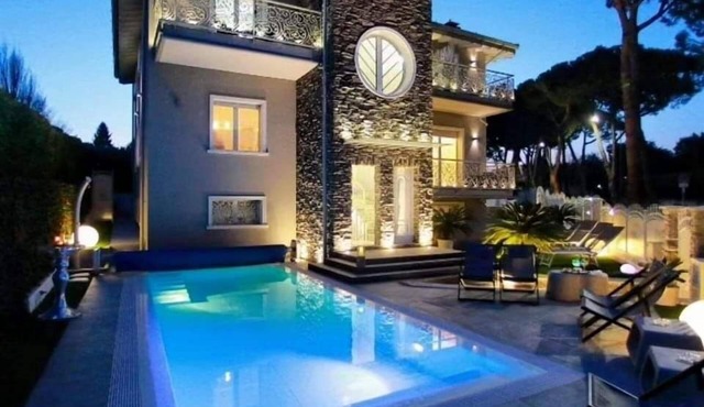 B&B Bellavista Exclusive in zona centrale con piscina riscaldata e Jacuzzi vista lago LA COLAZIONE viene servita in una pasticceria rinomata ed esclusiva esterna alla struttura