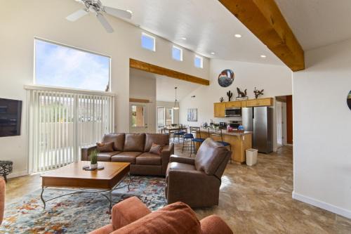 B1- Hidden Valley Villa - Large Patio - Pool and Hot Tub