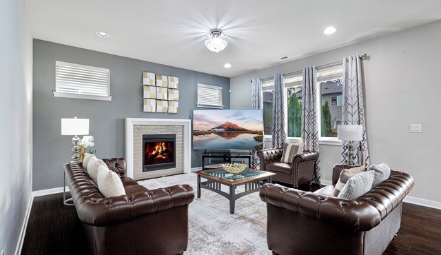 B16: Henna Villa: Corner lot, fenced, main w BR bath