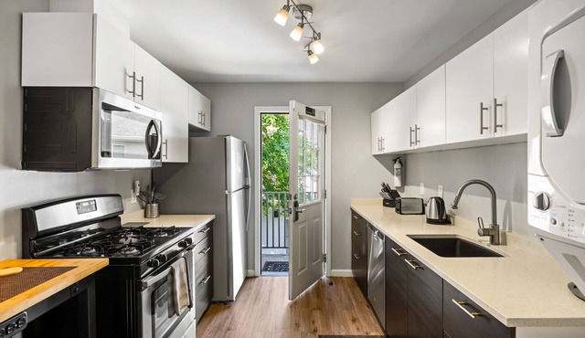 (B2bJ) Great Value, Serviced Condo in Quiet Neighborhood