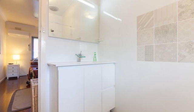 B7 Crawley Apartment 1 BRM & Sleepout near UWA