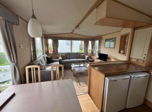 B8, Three bedroom caravan - California Cliffs, Parkdean Resort, Scratby - Sleeps 8, bed linen, towels plus Wi-Fi included - Pet Friendly - Onsite entertainment and close to the beach!