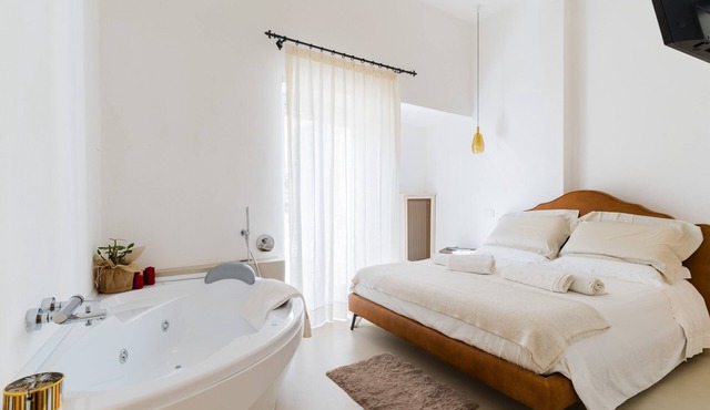 Bacchus Luxury Home Ancient Suite in Otranto: Spa Tub, Fireplace, Parking, Wi-Fi, AC