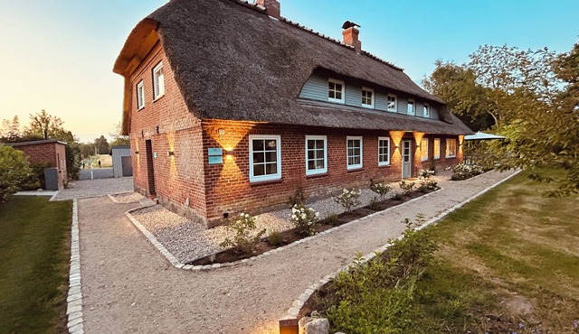 Backbord- wood-burning stove,grill, shower, close to the beach, terrace, parking