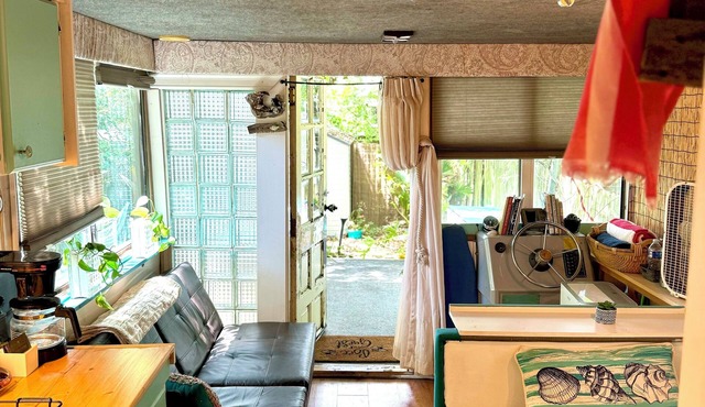 Backyard Boathouse walking distance- a/c and outdoor garden space, pet perfect