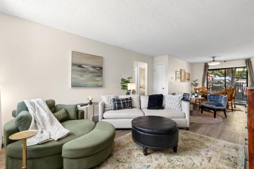 Backyard Hideaway with King Bed, Garage, Bicycles