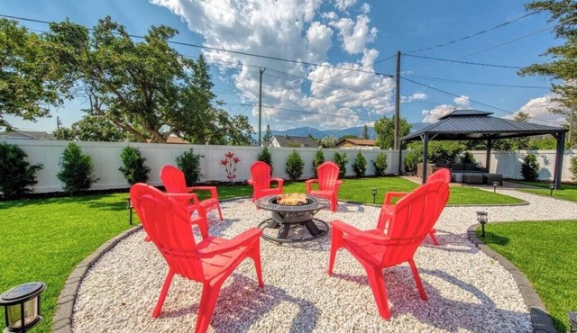 Backyard Oasis | Hot Tub, BBQ, Outdoor Bar |
