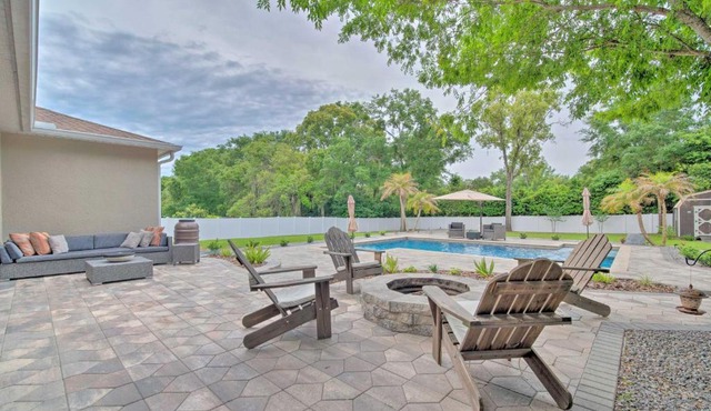Backyard Oasis w/Pool: Airy Crystal River Retreat
