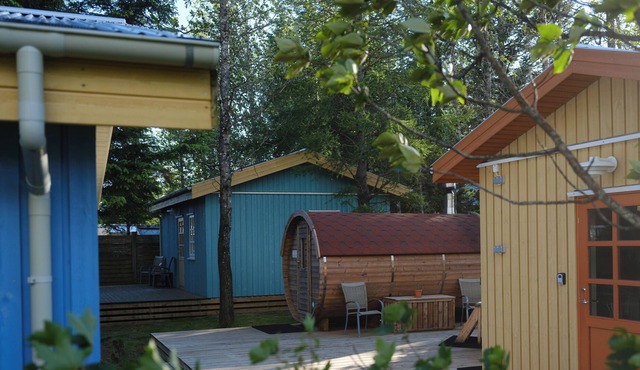 Backyard Turquoise House. Cozy cabin with hot tub and sauna.