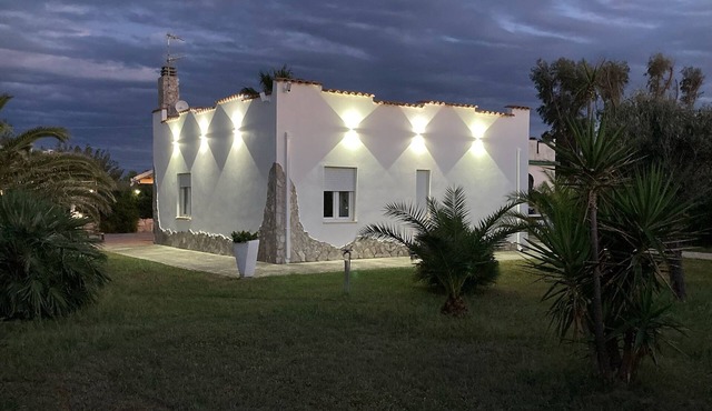 Baia dell'Alba - Superb beachfront hacienda in a green setting