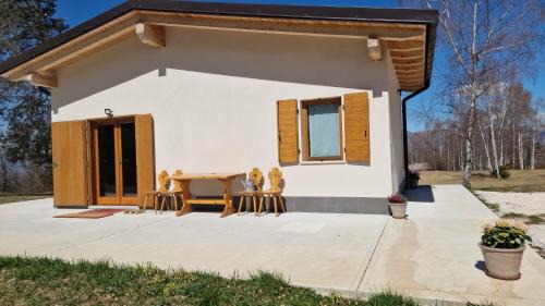 Baita Cornigol ai piedi delle Dolomiti