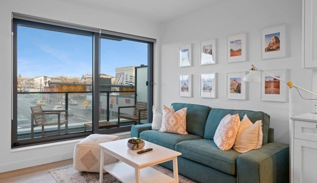"Baja Blast" 2BR |Mins to Stampede | Rooftop Patio