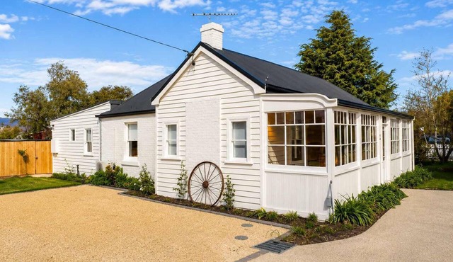 "Baker's Cottage" in Historic Richmond, Sleeps 6.