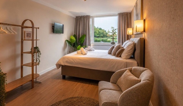 Balance study and relaxation in this cozy private room just minutes from Tilburg University. Surrounded by greenery, it’s perfect for students, visiting scholars, or short stays. Enjoy a peaceful setting with shared kitchen and laundry facilities.