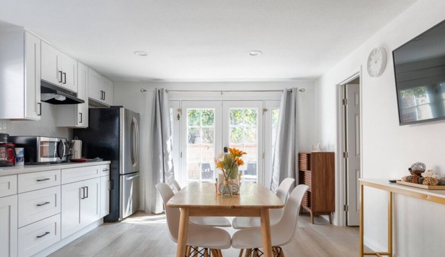 Balance Work and Wanderlust in this 2BR Retreat with a Cozy Workspace and Fast Internet in a Central Location.